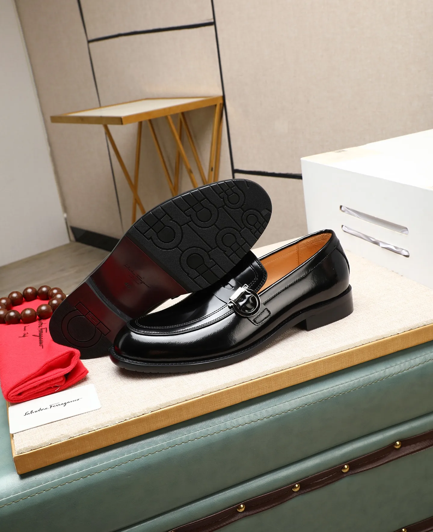 Men's shoes 💰560 📛📛(water-dyed cow lining) Salvatore Ferragamo high-end (Salvatore Ferragamo) is the world's top luxury footwear brand. It comes from the fashion kingdom of Italy. It is famous all over the world for its traditional handmade design and novel styles... 🚶🏻🚶🏻New suit shoes are available simultaneously at the counter. This model is made of pure handmade imported Italian calfskin fabric ➕soft water-dyed cowhide lining Original authentic outsole🌀🌀Size: 38➖44 (45 46 customized)